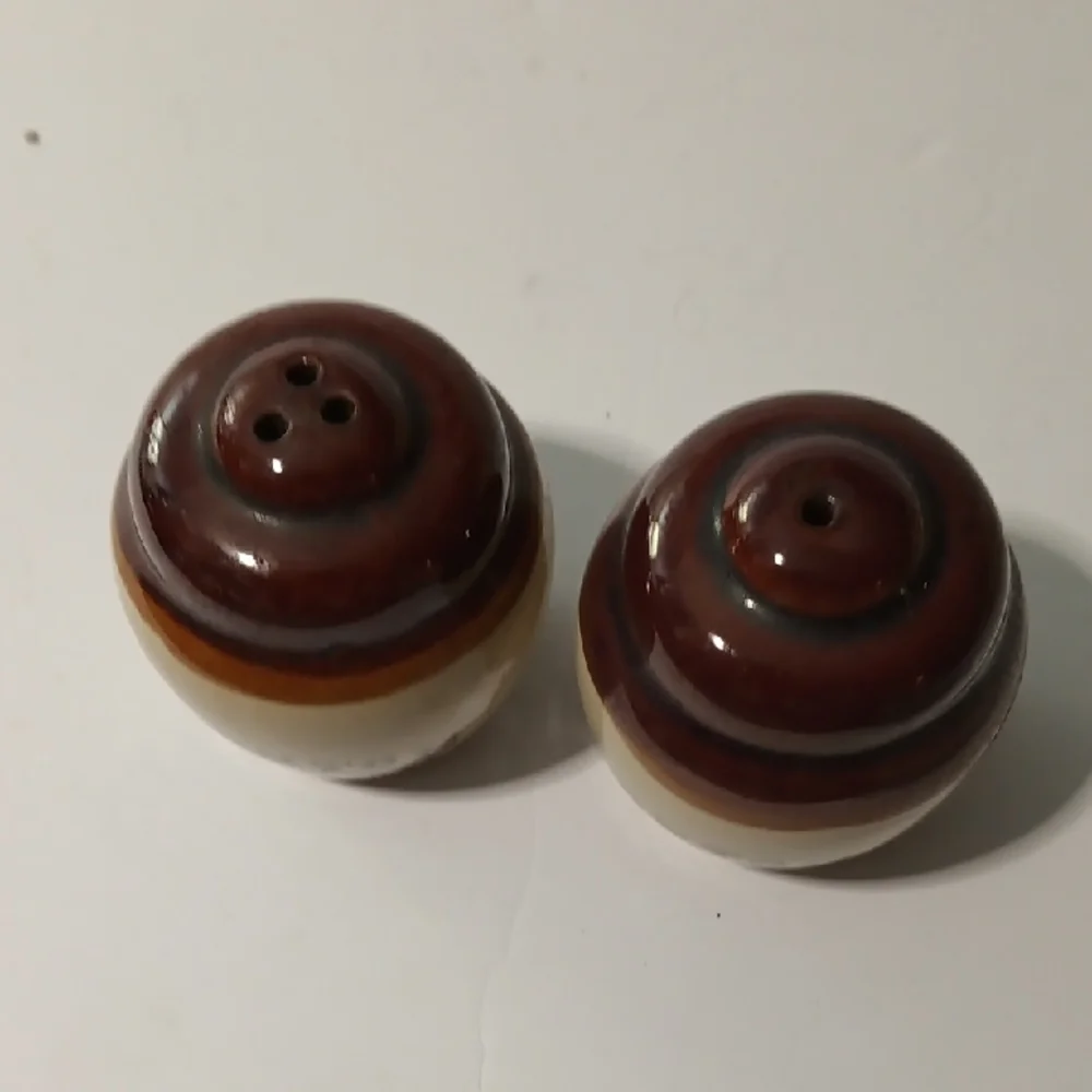 American Vintage Brown and Cream Boston Baked Beans Salt And Pepper Figurines